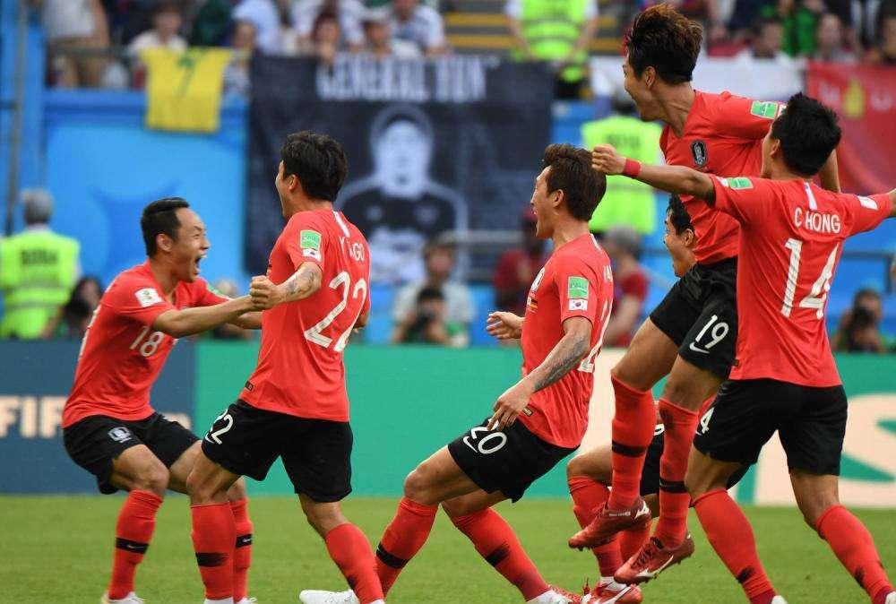 Corea del Sud, la vittoria sulla Germania non basta: lancio di uova e cuscini al ritorno in patria