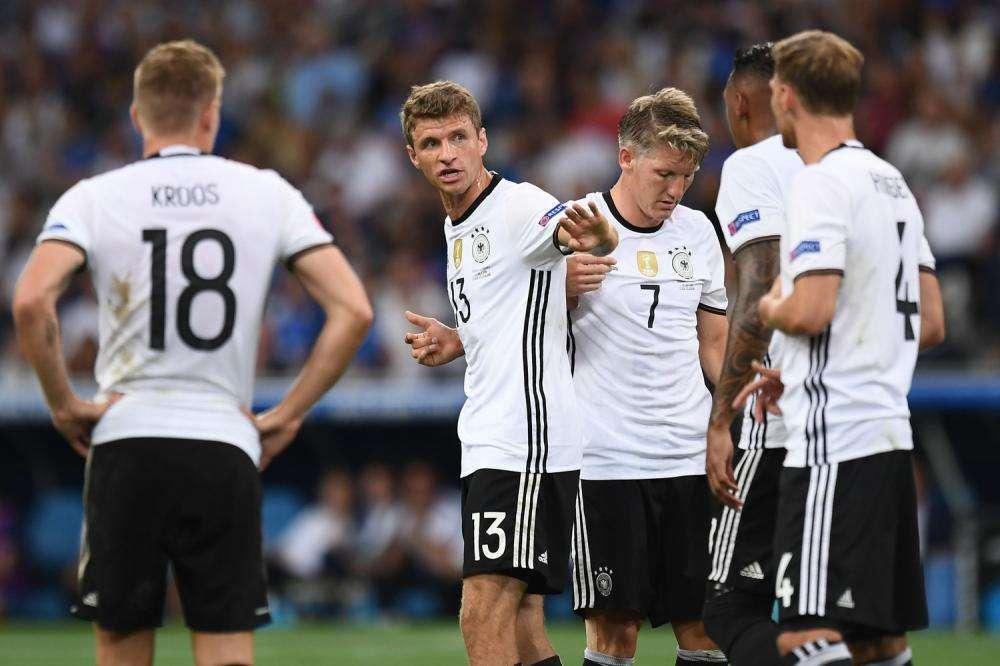 Germania, troppi errori difensivi e vantaggio Messico all'intervallo: per ora decide Lozano