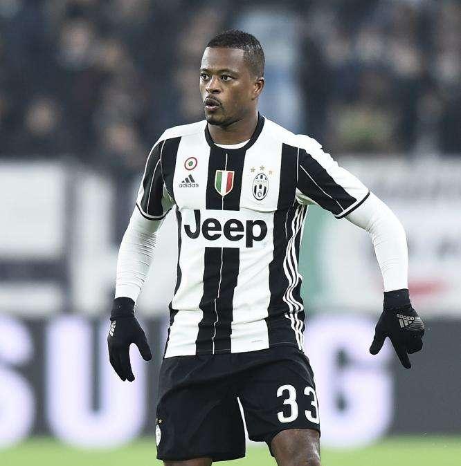 Francia, visita inaspettata in ritiro: arriva l'ex nazionale Evra