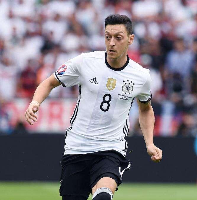 Ozil e Gundogan dal presidente tedesco Steinmeier. Grindel: "Scambio aperto e onesto"