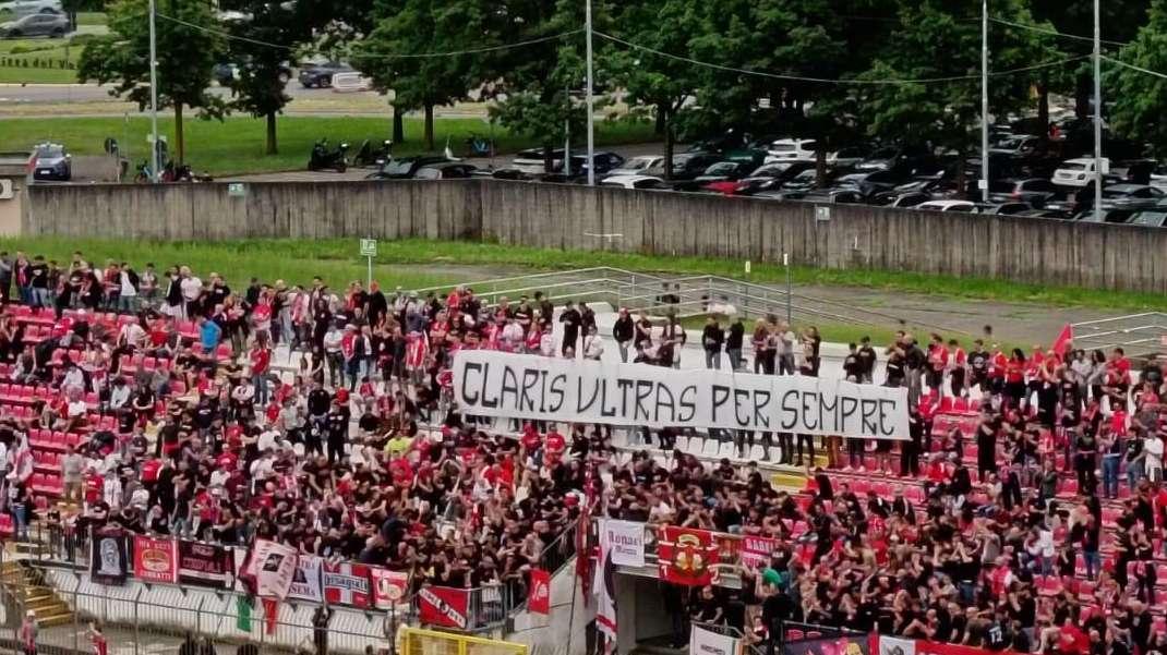 Gli striscioni per il giovane tifoso atalantino ucciso questa mattina 