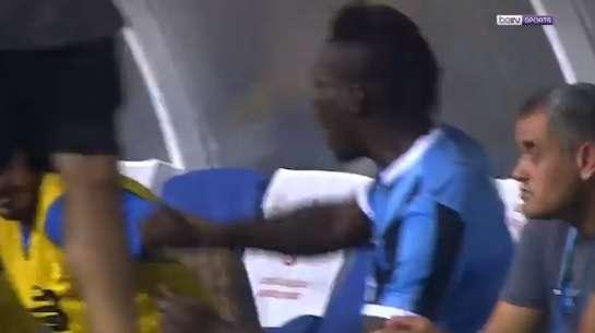 Balotelli furibondo in Turchia: viene sostituito e perde la testa, il video