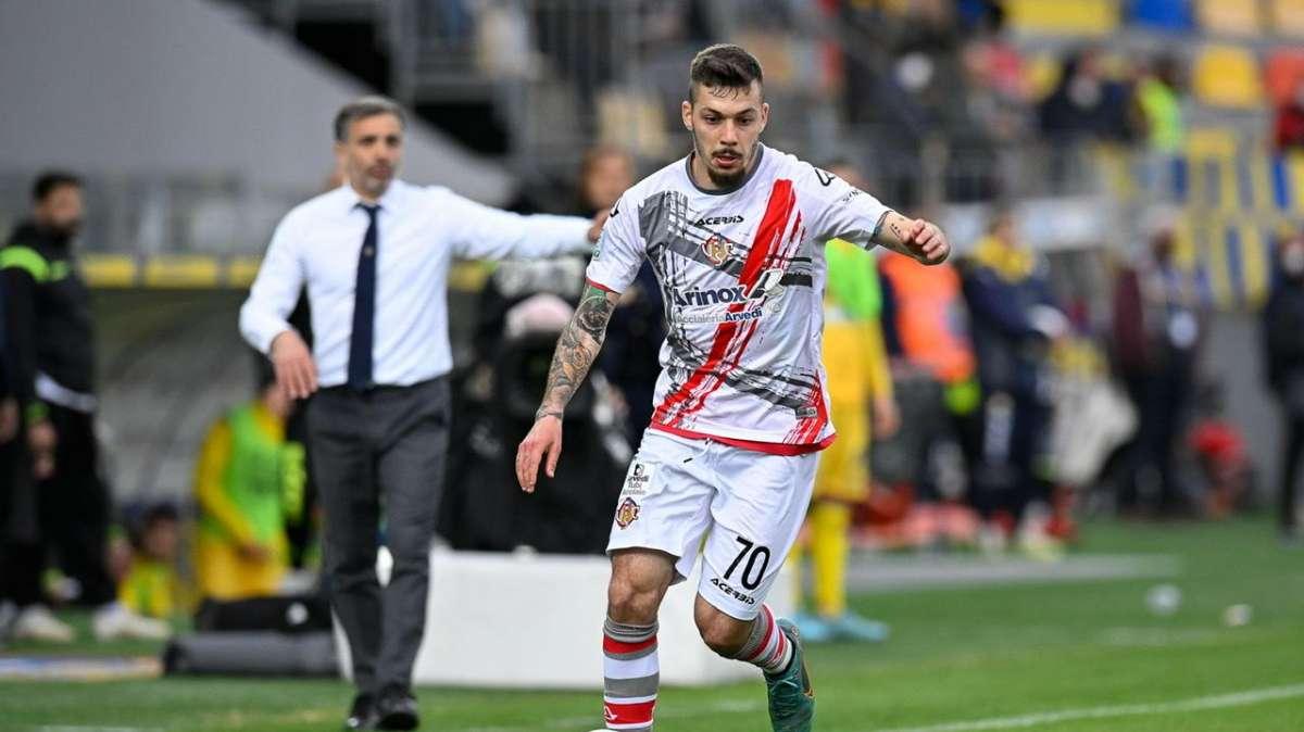 Serie B, i risultati del pomeriggio: crollo Lecce, esultano Cremonese e Pisa