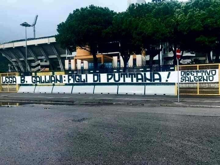 Slitta la serie B: striscioni di protesta a Salerno contro Lega e Galliani