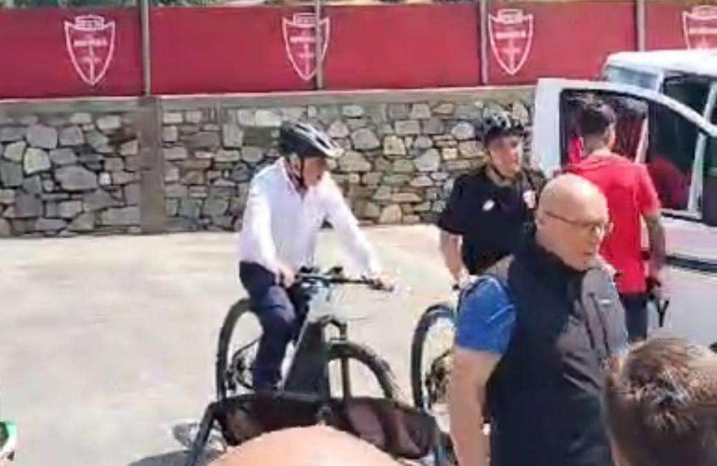 VIDEO - Dal ritiro del Monza: giro in bici per Adriano Galliani 