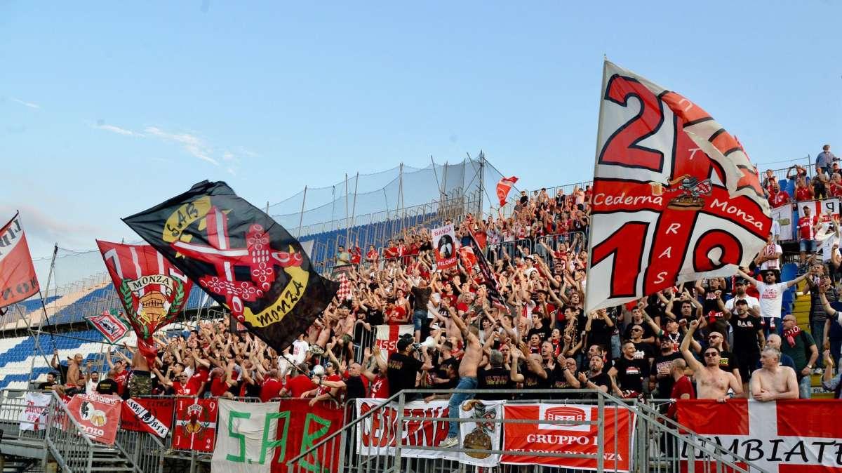 La Curva Pieri: "Domani tutti allo stadio con indosso una maglietta rossa"
