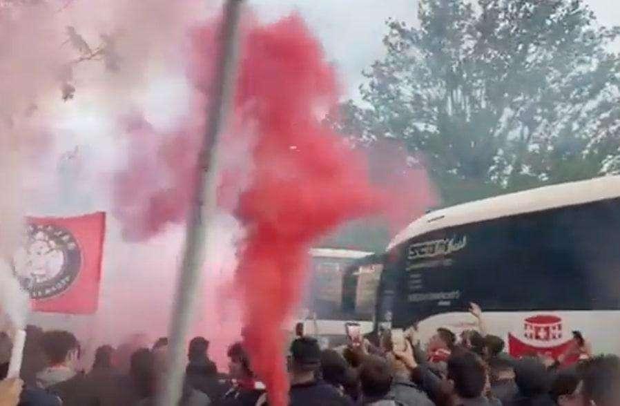 VIDEO - L'arrivo dei tifosi biancorossi al "Curi"