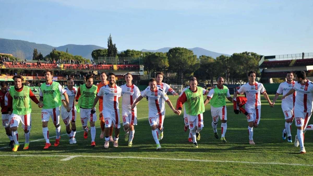 Biancorossi in campo la mattina di Natale sotto la pioggia: mirino sulla Cremonese