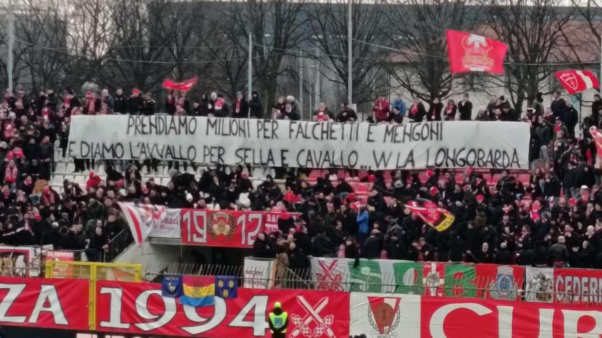 Lo striscione (polemico) della Curva Davide Pieri sul mercato biancorosso
