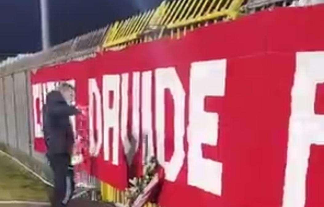 Anniversario Davide Pieri: capitan D'Errico depone un mazzo di fiori sotto la curva