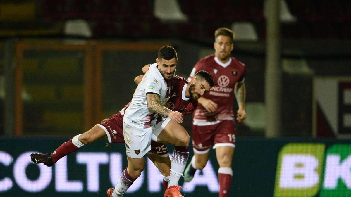 Reggina, Crimi al 45esimo: "Stringere i denti fino alla fine"