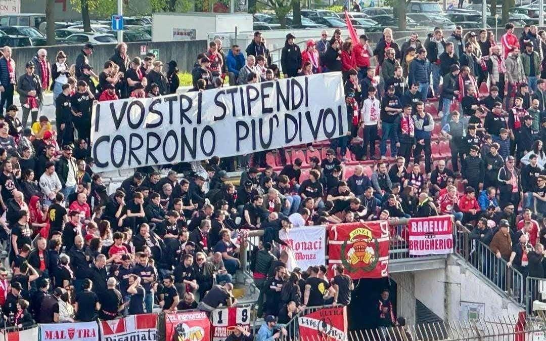 "I vostri stipendi corrono più di voi", questo l'ennesimo striscione della Curva