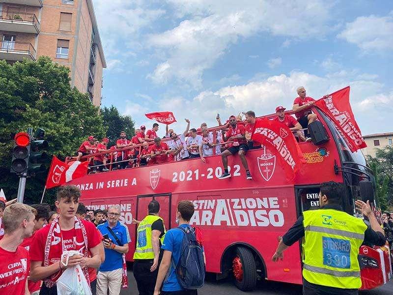 VIDEO - Arriva il bus scoperto, comincia la festa a Monza