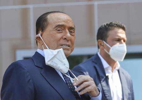 Berlusconi tranquillizza tutti: "Ricovero per accertamenti di routine, sto bene"