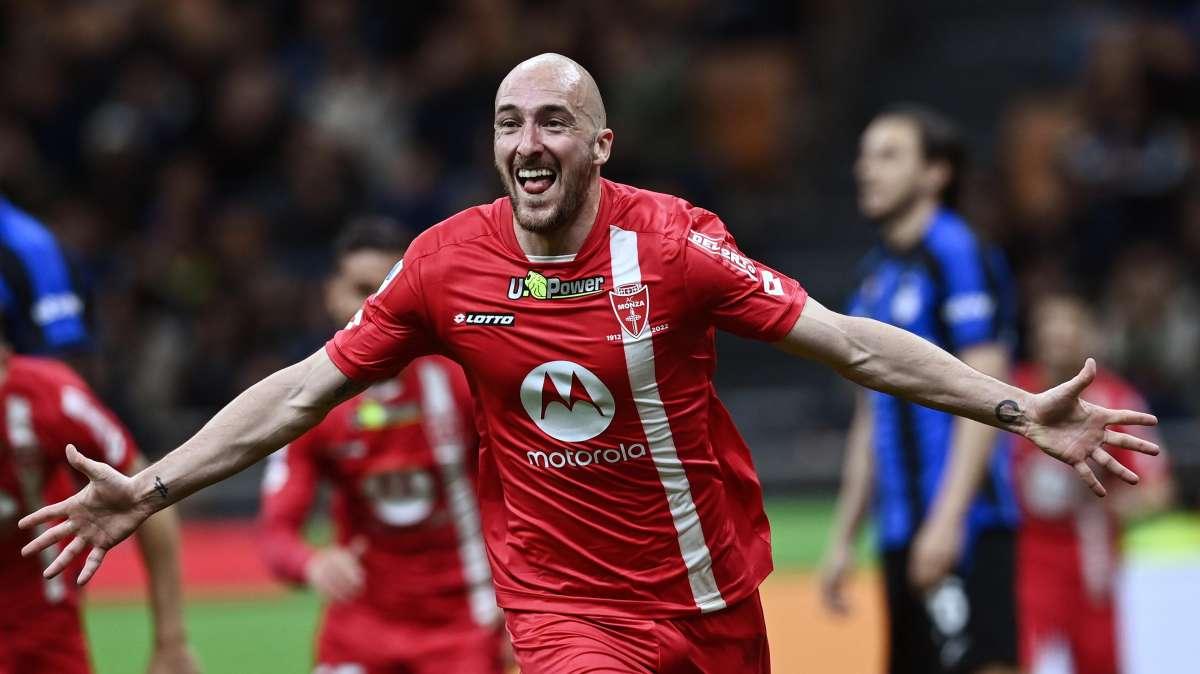 Pensa, una volta il piccolo Monza andò a vincere a Milano, alla Scala del calcio...