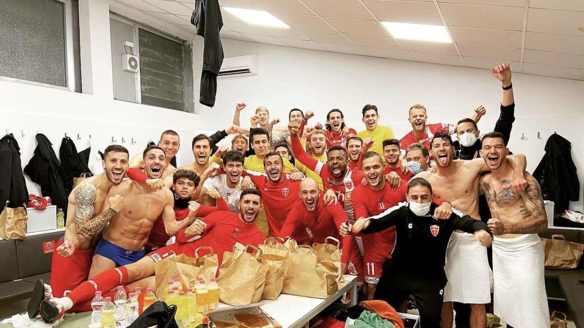 È festa in spogliatoio dopo la vittoria