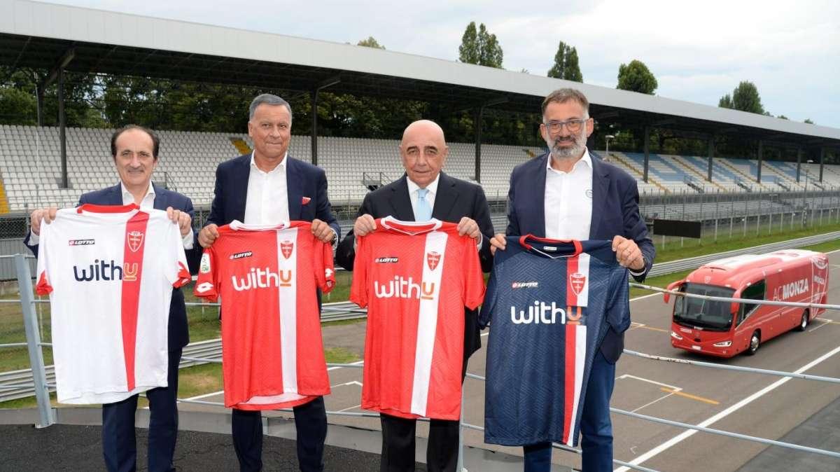 Monza, ecco le divise. Galliani: "Bella maglia, vogliamo la A. In programma anche un restyling dello stadio"