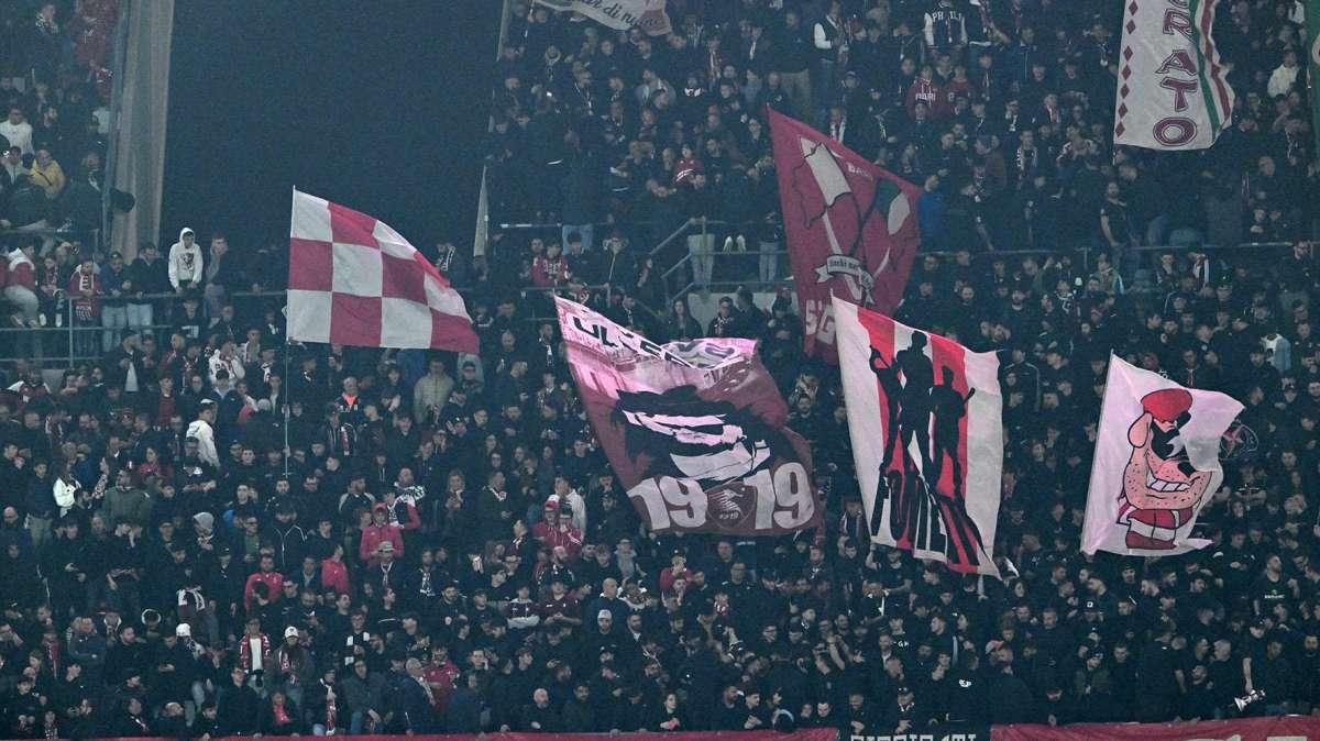 Contestazione a Bari, lo striscione della curva: "Mercenari" 