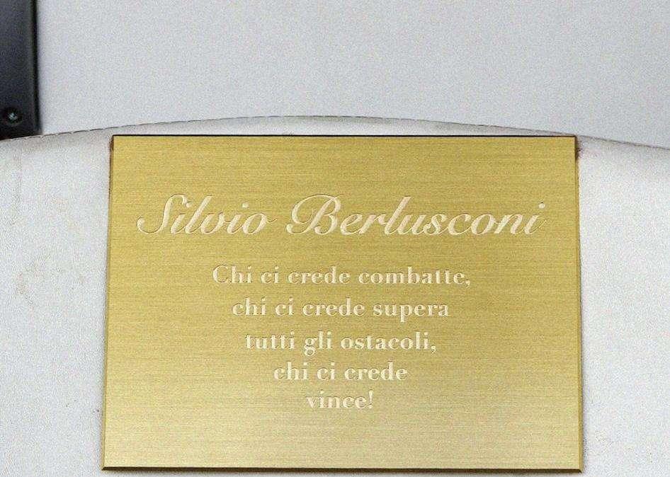 Il Monza omaggia il presidente Silvio Berlusconi con una targa 