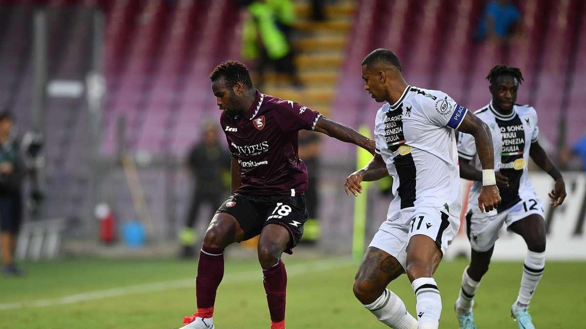 Tensione Salernitana, sfiorato il contatto Coulibaly-tifosi 