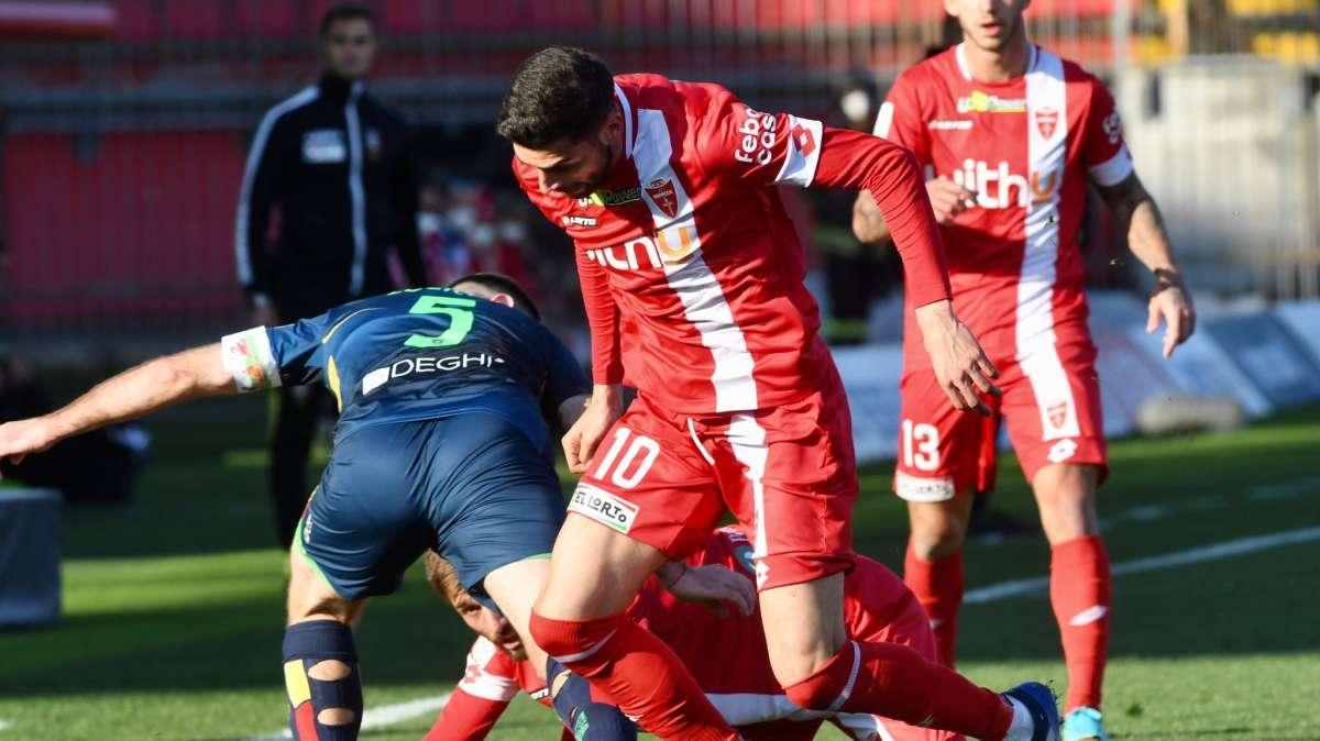 Le pagelle di Monza-Lecce 0-1: la prestazione non basta, erroraccio di Paletta