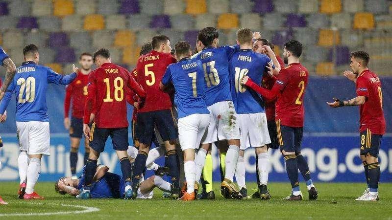L’Italia U21 da 0 a 0 con la Spagna: legno di Frattesi, rissa nel finale
