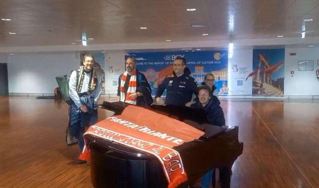 Tifosi biancorossi verso Cagliari: cori della curva al pianoforte (Video)