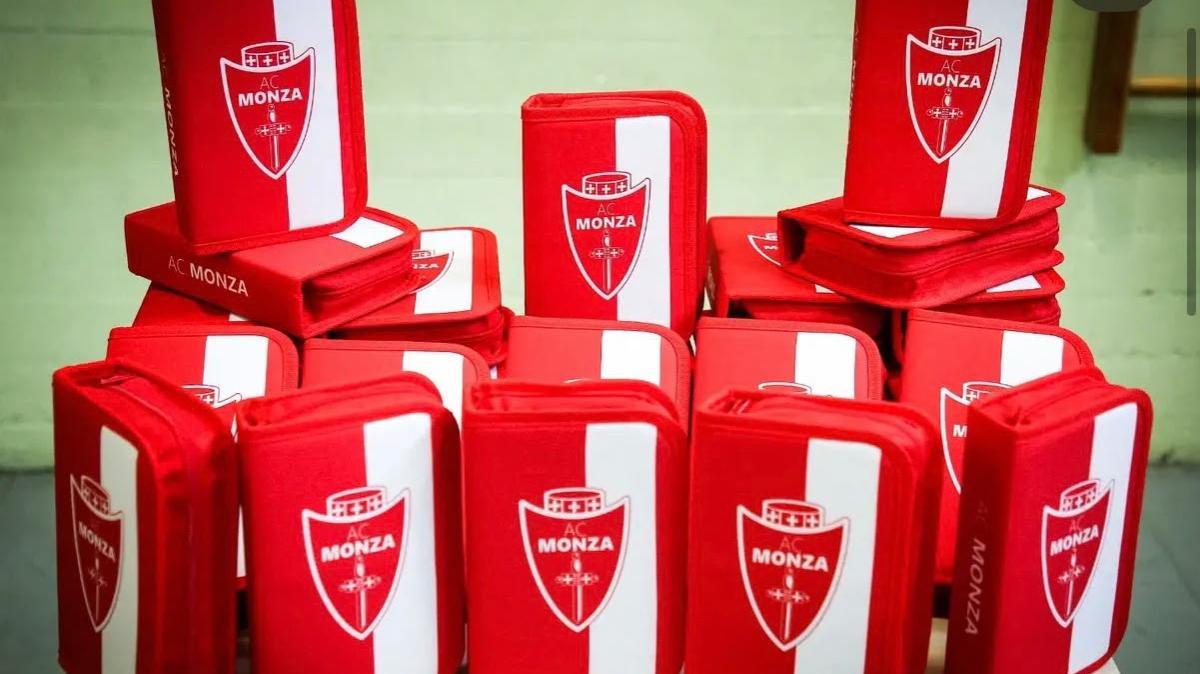 Gli astucci del Monza sui banchi di scuola: una tradizione che va avanti da 8 anni