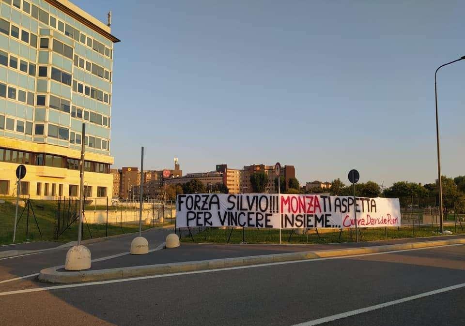 I tifosi del Monza accanto a Berlusconi: "Forza Silvio, Monza ti aspetta per vincere insieme" 