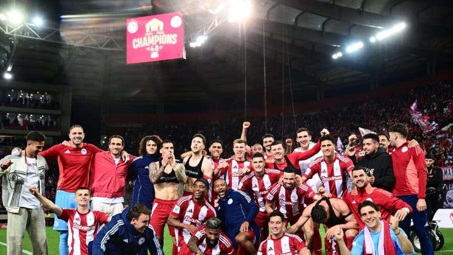 Vince l'Olympiacos e festeggia un ex biancorosso  