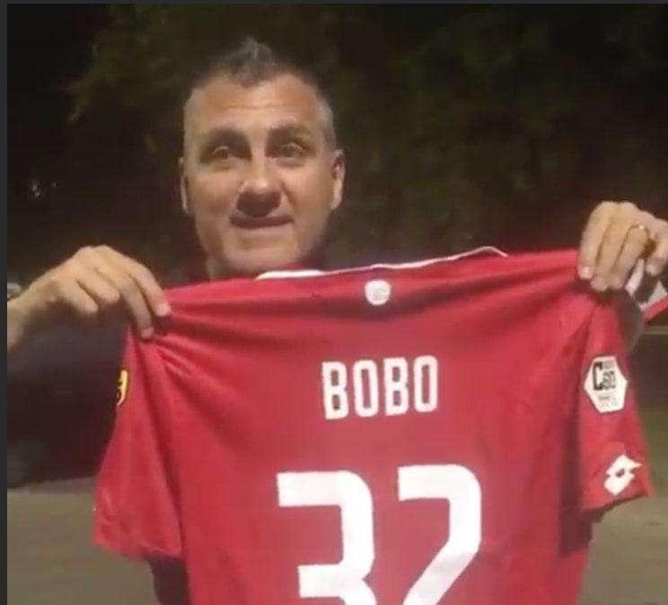 Bobo Vieri mostra la maglia del Monza per il suo compleanno