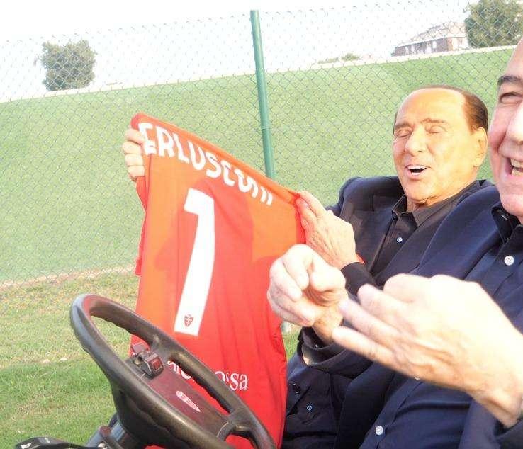 Berlusconi incontra la squadra: Palladino e i suoi uomini lo omaggiano di una maglia autografata