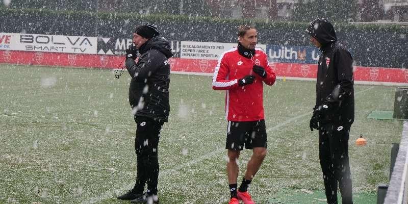 Monzello, lavoro sotto la neve: c'è anche Gaston Ramirez