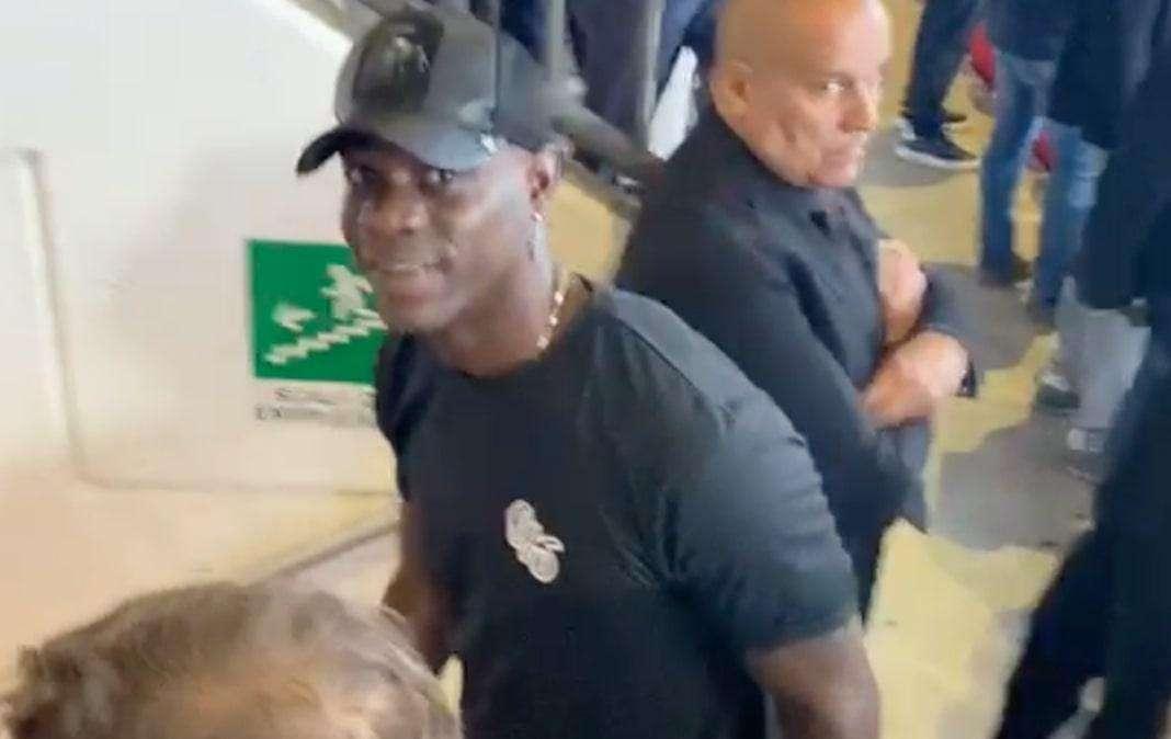 VIDEO - Anche Balotelli allo stadio