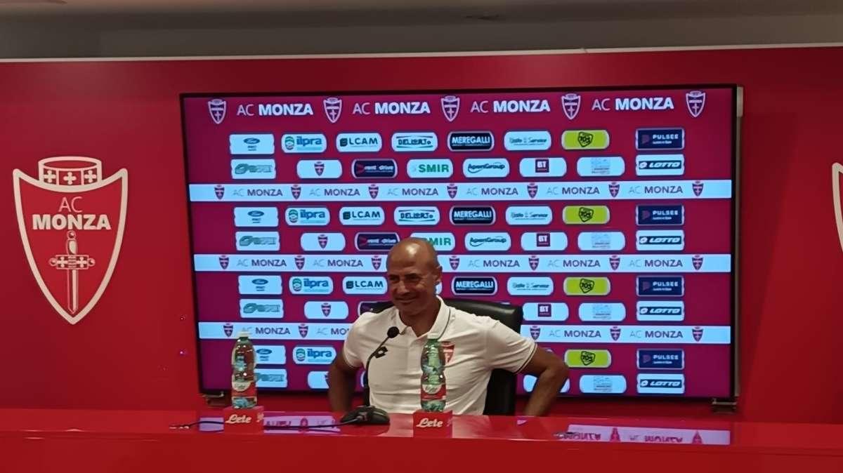 Le parole di mister Bianco alla vigilia di Avellino-Monza: "Impressionato dai tifosi, ora avanti tutta. Su Izzo dico che..."