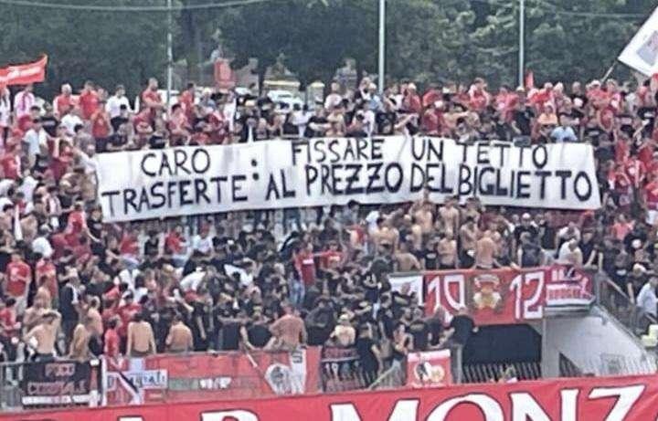 Striscione della Curva Davide Pieri contro il caro biglietti in trasferta 