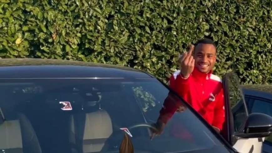Ricoperta di figurine di Barrow l'auto di Diaw. E' lo scherzo di Balotelli e D'Errico