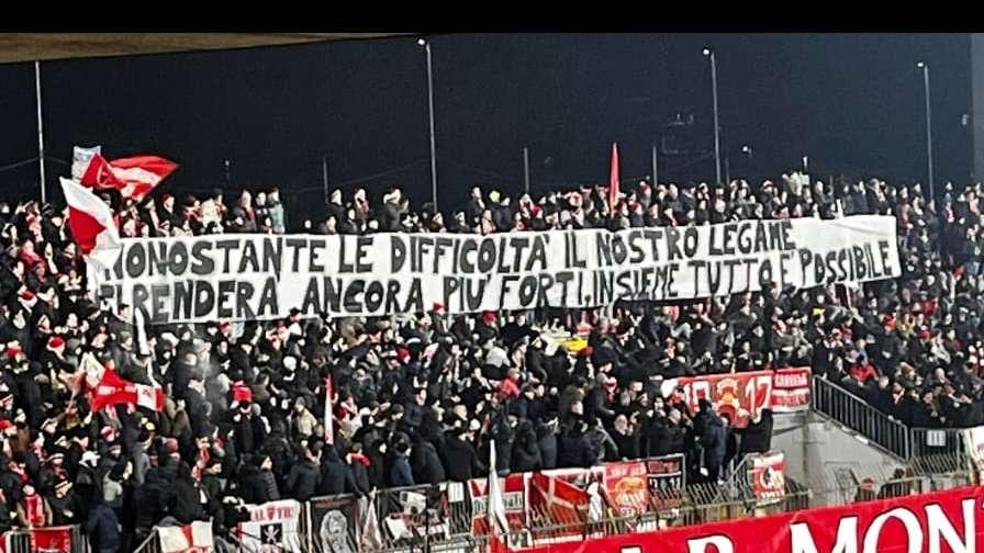 La curva carica e resta vicino alla squadra: questo lo striscione esposto 