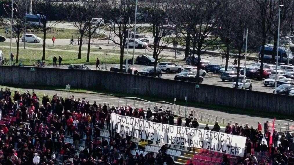 Lo striscione (polemico) della Curva Davide Pieri 