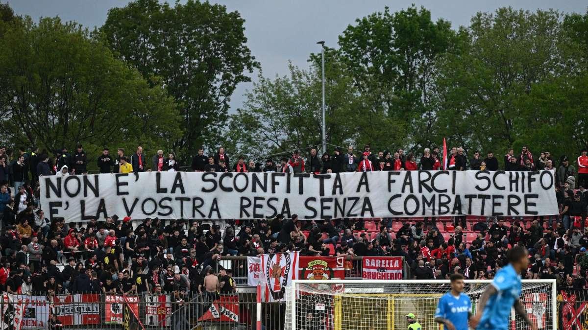 Lo striscione della Pieri al triplice fischio: "Non è la sconfitta a farci schifo..."