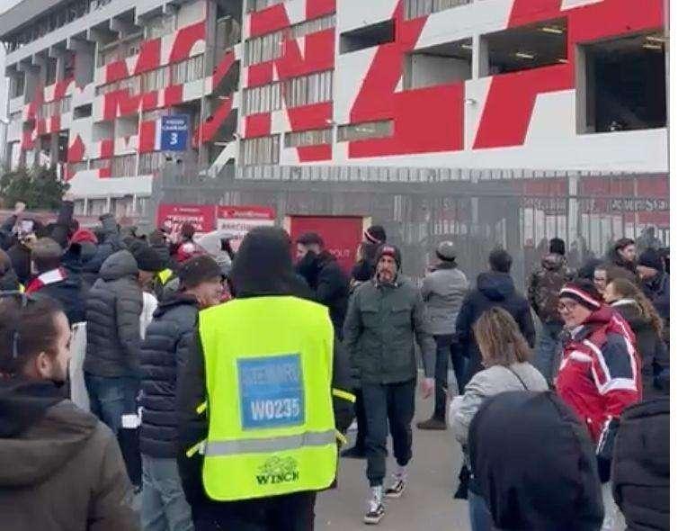 A fine partita scoppia la contestazione dei tifosi biancorossi