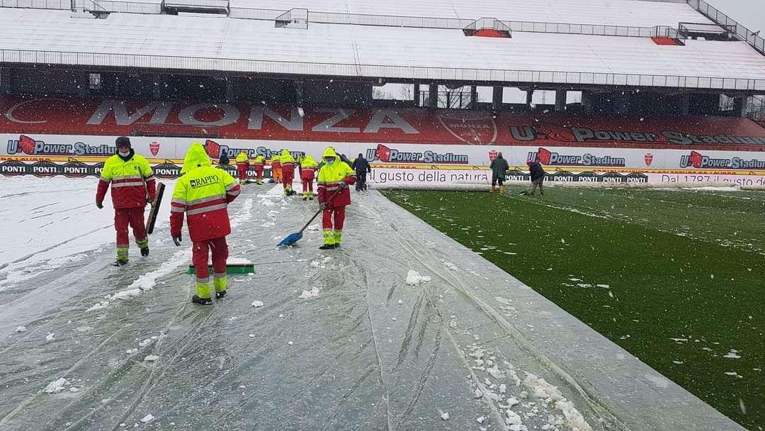 Neve sull'U-Power Stadium, si spazza e si scopre il manto erboso