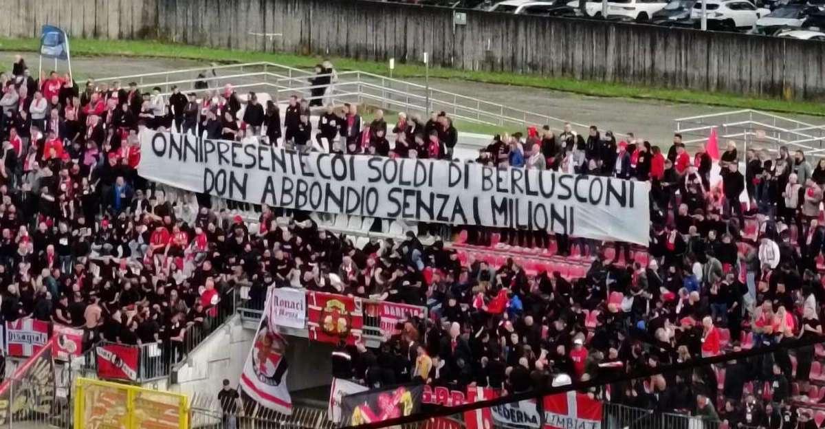 "Onnipresente coi soldi di Berlusconi, Don Abbondio senza i milioni". Lo striscione rivolto a...