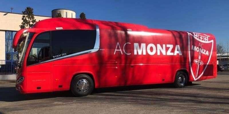 FOTO - Arrivato a Lecce il bus del Monza
