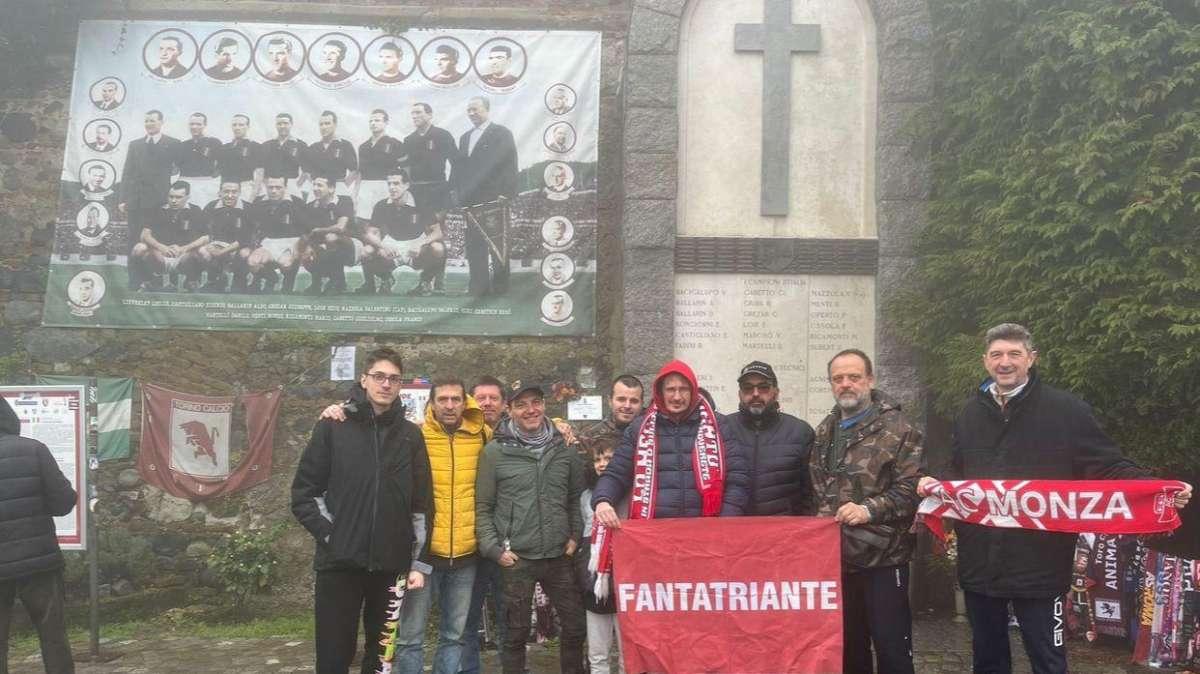 Tifosi biancorossi in visita al monumento di Superga 
