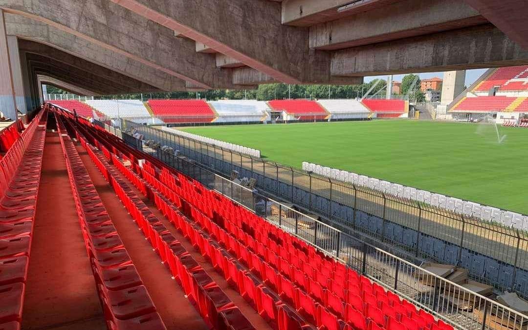 FOTO - Lavori all'U-Power Stadium: installati i seggiolini nei distinti