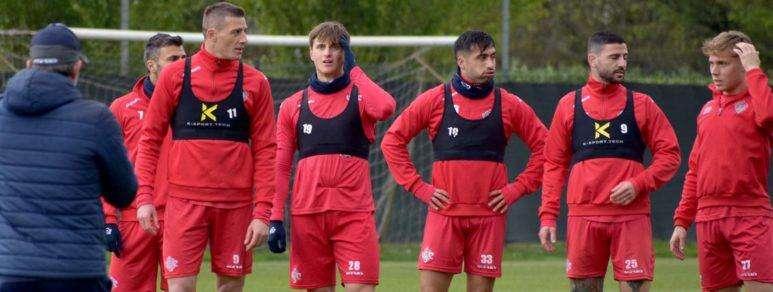 Cremonese, allenamento sotto la pioggia per i grigiorossi