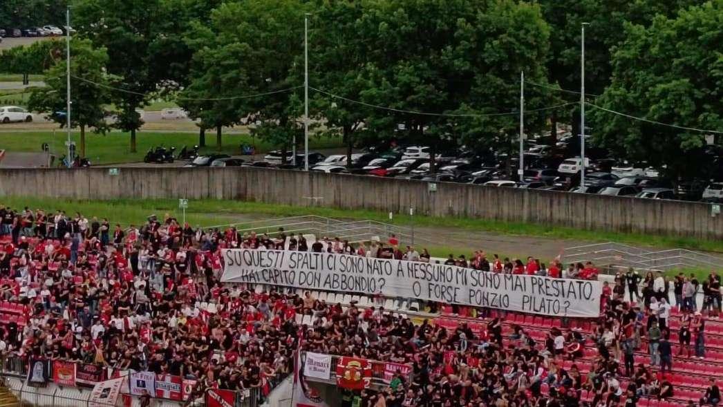 E Don Abbondio diventò Ponzio Pilato: lo striscione della Pieri su Galliani