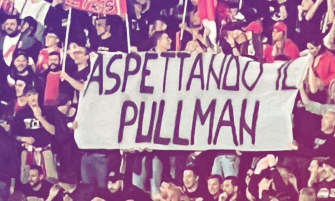 Lo striscione della Pieri: "Aspettando il pulman". Ecco la foto.