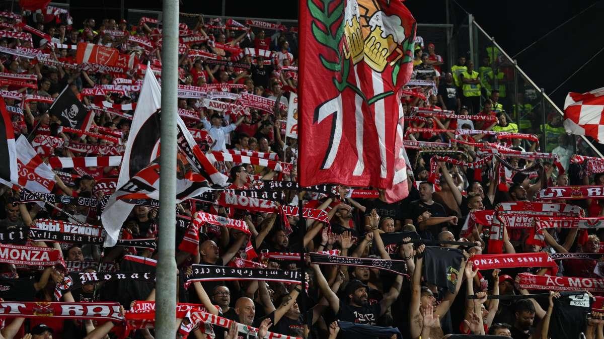 Ma che spettacolo la Curva Davide Pieri! Tifo da brividi a Salerno...